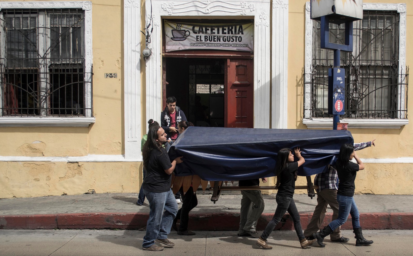 Marimba Contemporánea de Guatemala Cargando marimba Guatemalteca al hombro